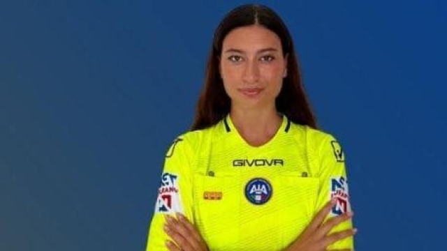 Prima categoria campana, l'arbitro Mariana Grimaldi a terra dopo una