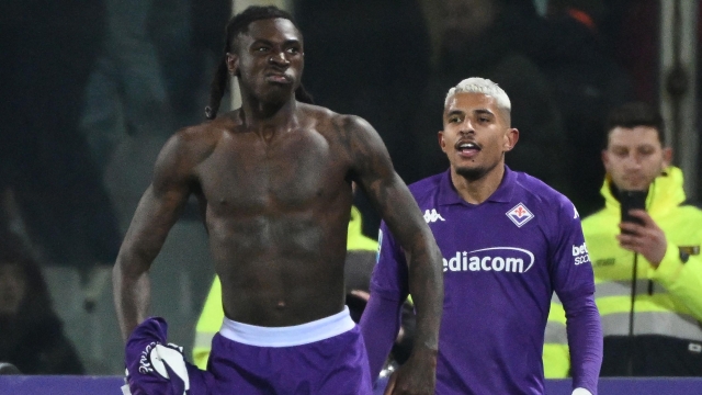 Fiorentina's Italian forward #20 Moise Kean (L) celebrates after scoring Fiorentina's second goal during the Italian Serie A football match between ACF Fiorentina and Inter Milan at the Artemio Franchi stadium, in Florence, on February 6, 2025. (Photo by Alberto PIZZOLI / AFP)