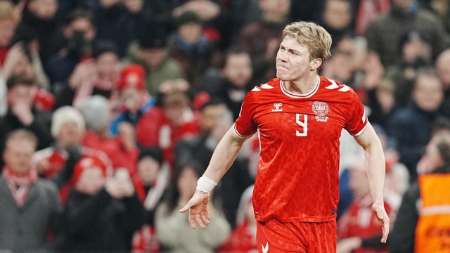 Rasmus Hojlund celebra un gol con la nazionale danese