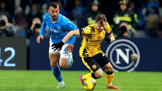 NAPLES, ITALY - MARCH 01: Leonardo Spinazzola of Napoli competes for the ball with Nicolò Barella of Inter during the Serie A match between Napoli and FC Internazionale at Stadio Diego Armando Maradona on March 01, 2025 in Naples, Italy. (Photo by Francesco Pecoraro/Getty Images)