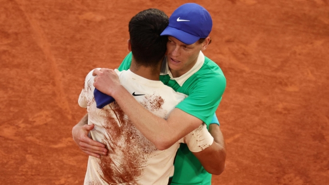 epa12164558 Carlos Alcaraz of Spain celebrates winning his Men's final match as he hugs Jannik Sinner of Italy at the French Open Grand Slam tennis tournament at Roland Garros in Paris, France, 08 June 2025. EPA/TERESA SUAREZ