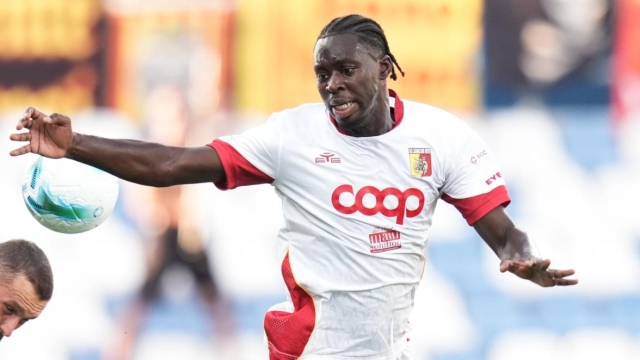 Sassuolo’s Sebastian Walukiewicz fights for the ball with Catanzaro's Patrick Nuamah during the Round of 32 Frecciarossa Italian Cup 2025/2026 match between Sassuolo and Catanzaro at Mapei Stadium Città del Tricolore - Sport, Soccer - Reggio Emilia, Italy - Friday August 15, 2025 (Photo by Massimo Paolone/LaPresse)
