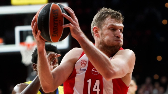 epa12665345 Olympiacos' Aleksndar Vezenkos in action during the Euroleague basketball match between Olympiacos Piraeus and Maccabi Tel Aviv, in Piraeus, Greece, 20 January 2026.  EPA/GEORGIA PANAGOPOULOU