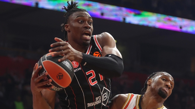epa12702988 Hapoel's Tai Odiase (L) in action against Crvena Zvezda's Izundu Ebuka (R) during the Euroleague basketball match between Crvena Zvezda and Hapoel Tel Aviv in Belgrade, Serbia, 03 February 2026.  EPA/ANDREJ CUKIC