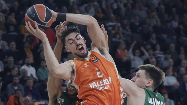 epa12797789 Valencia Basket forward Josep Puerto (L) fights with Edgaras Ulanovas of Zalgiris Kaunas during the EuroLeague basketball game between Valencia Basket and Zalgiris Kaunas in Valencia, Spain, 05 March 2026.  EPA/MIGUEL ANGEL POLO