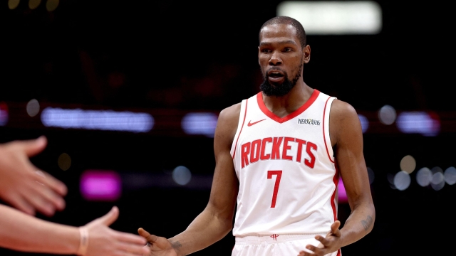  Kevin Durant #7 of the Houston Rockets interacts with fans during the game between the Miami Heat and the Houston Rockets at Toyota Center on March 21, 2026 in Houston, Texas. NOTE TO USER: User expressly acknowledges and agrees that, by downloading and or using this photograph, User is consenting to the terms and conditions of the Getty Images License Agreement.   Kenneth Richmond/Getty Images/AFP (Photo by Kenneth Richmond / GETTY IMAGES NORTH AMERICA / Getty Images via AFP)