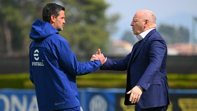  (L-R) Head Coach Cristian Chivu of FC Internazionale greets President and CEO Giuseppe Marotta of FC Internazionale at BPER Training Centre at Appiano Gentile on March 21, 2026 in Como, Italy. (Photo by Mattia Pistoia - Inter/Inter via Getty Images)