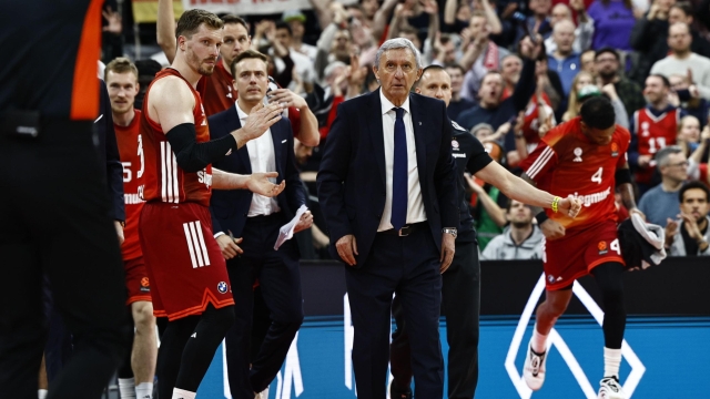 epa12852580 Bayern Munich's head coach Svetislav Pesic (C) looks on during the Euroleague Basketball match between Bayern Munich and Lyon-Villerubanne in Munich, Germany, 26 March 2026.  EPA/ANNA SZILAGYI