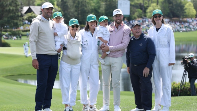  Scottie Scheffler of the United States, Sam Burns of the United States and Ian Woosnam of Wales pose with their families during the Par Three Contest prior to the 2026 Masters Tournament at Augusta National Golf Club on April 08, 2026 in Augusta, Georgia.   Andrew Redington/Getty Images/AFP (Photo by Andrew Redington / GETTY IMAGES NORTH AMERICA / Getty Images via AFP)