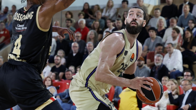 epa12881261 Jaron Blossomgame (L) of AS Monaco and Tornike Shengelia (R) of FC Barcelona in action during the Euroleague Basketball match between AS Monaco and FC Barcelona, in Monaco, 10 April 2026.  EPA/SEBASTIEN NOGIER