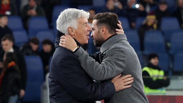  Gian Piero Gasperini, Head Coach of AS Roma, hugs Cesc Fabregas, Head Coach of Como 1907, prior to the Serie A match between AS Roma and Como 1907 at Stadio Olimpico on December 15, 2025 in Rome, Italy. (Photo by Paolo Bruno/Getty Images)