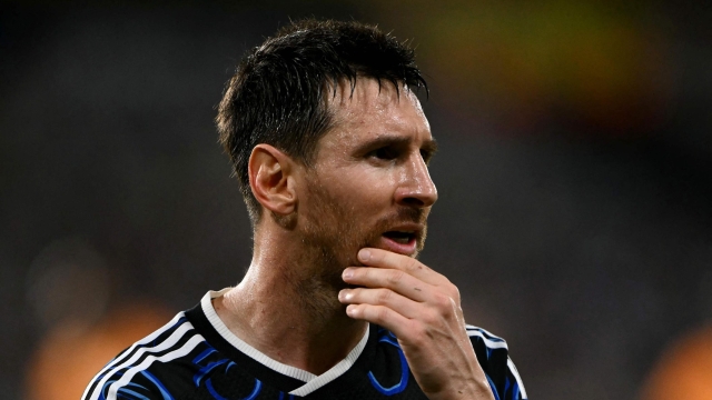 (FILES) Argentina's forward #10 Lionel Messi gestures during a friendly football match between Argentina and Zambia at La Bombonera stadium in Buenos Aires on March 31, 2026. Manager Ricardo La Volpe believes Argentina has a chance of retaining its World Cup title in North America in 2026, but has raised concerns about the now veteran star Lionel Messi. "I don't think he's up to playing a full 90 minutes," he told AFP in an interview on June 3, 2026. (Photo by Luis ROBAYO / AFP)