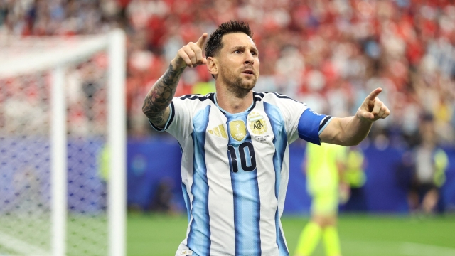  Lionel Messi #10 of Argentina celebrates after scoring his team's first goal during the FIFA World Cup 2026 Group J match between Argentina and Austria at Dallas Stadium on June 22, 2026 in Dallas, United States.   Charlotte Wilson/Getty Images/AFP (Photo by Charlotte Wilson / GETTY IMAGES NORTH AMERICA / Getty Images via AFP)