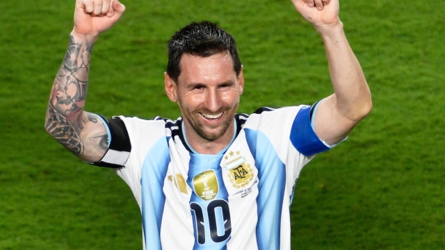 Argentina's Lionel Messi (10) celebrates after defeating Switzerland in the World Cup quarterfinal soccer match in Kansas City, Mo., Saturday, July 11, 2026. (AP Photo/Reed Hoffmann)     Associated Press / LaPresse Only italy and spain