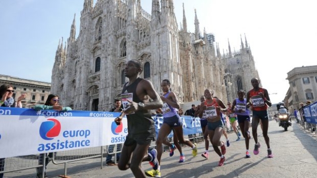 Maratoneti gareggiano alla Maratona di Milano, 12 aprile 2015. ANSA/DANIEL DAL ZENNARO