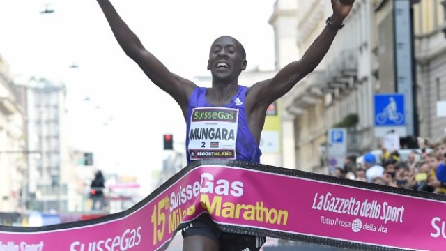 IL maratoneta kenyota Kenneth Mungara esulta sul tragurado della Maratona di Milano, 12 aprile 2015. ANSA/DANIEL DAL ZENNARO