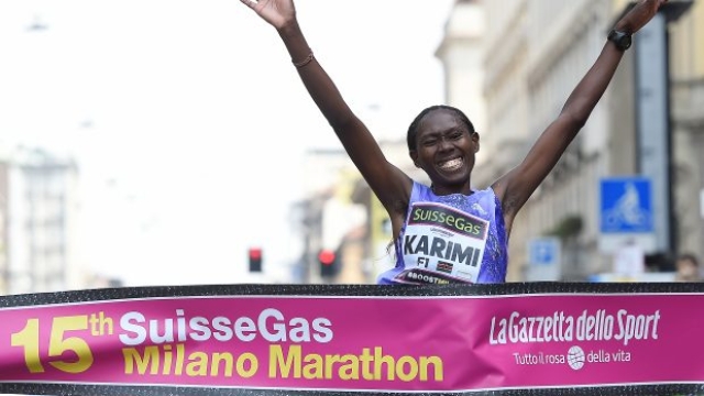 La maratonete keniana Lucy Karimi esulta sul tragurado della Maratona di Milano, 12 aprile 2015. ANSA/DANIEL DAL ZENNARO