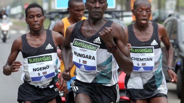 Kenneth Mburu Mungara (centro) in azione questa mattina durante la 16¡ edizione della SuisseGas Milano Marathon, 3 aprile 2016.ANSA / MATTEO BAZZI