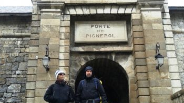 Psicoatleti davanti alla Porte de Pignerol di Briançon