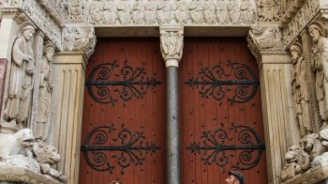 Davanti alla Cattedrale di San Trofimo ad Arles