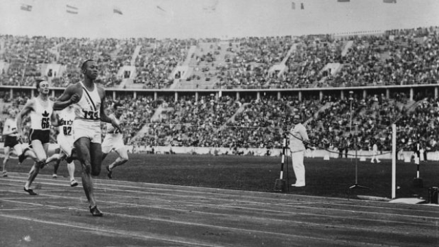 Jesse Owens (1913 - 1980) alle Olimpiadi di Berlino del 1936 (Photo by Central Press/Getty Images)