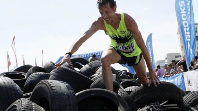 Strongmanrun, il vincitore Caroni (Ultramaratoneta), Bibione 09 maggio 2015. ANSA/ANDREA SOLERO
