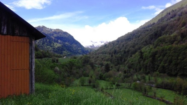 Gioghi e vette dei Pirenei fanno capolino all’orizzonte