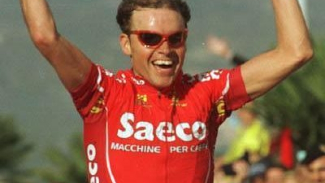 Il corridore ligure esulta per la vittoria del Trofeo Laigueglia del 2001