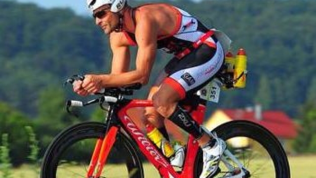 L'Ironman veneto in sella alla sua bici da cronometro