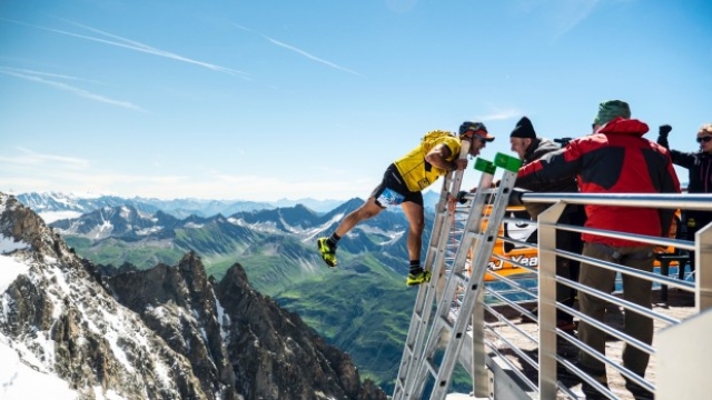 Un atleta nell'ultimo passaggio prima di affrontare la scalinata verso la terrazza di Punta Helbronner (3.462 metri). (Credit: Andrea Monzani)