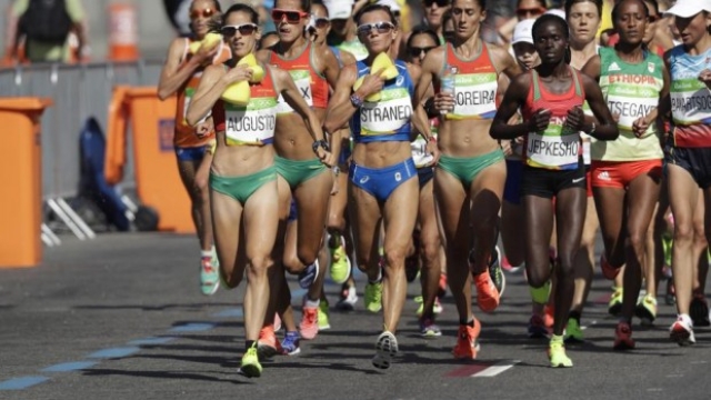 Valeria Straneo in azione nei primi chilometri della maratona Olimpica (AP)