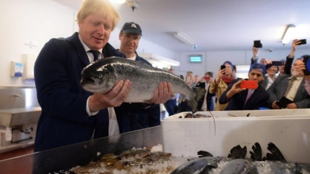 Boris Johnson visita una fabbrica per la lavorazione del pesce a Lowestoft (Credit should read: Stefan Rousseau/PA Wire LaPresse)