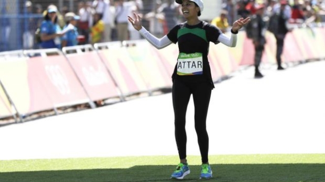 Sarah Attar, 24 anni, al traguardo della maratona. Ap