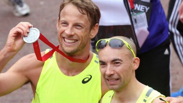 Jenson Button con la medaglia al termine della Maratona di Londra
