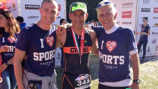 Max Lelli al traguardo del Challenge Forte Village Triathlon con Magno Cristiani e Gianfranco Comanducci