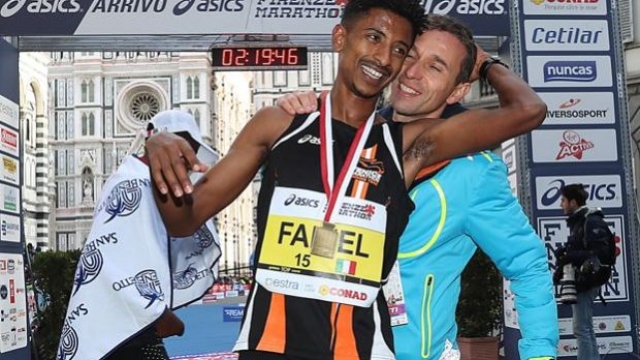 Eyob Faniel Ghebrehiwet con Ruggero Pertile sul traguardo della maratona di Firenze (Colombo)