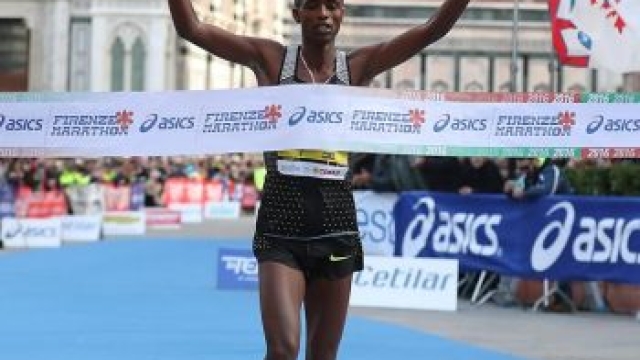 L'etiope Yadete, vincitore della maratona di Firenze 2016 (Foto Colombo)