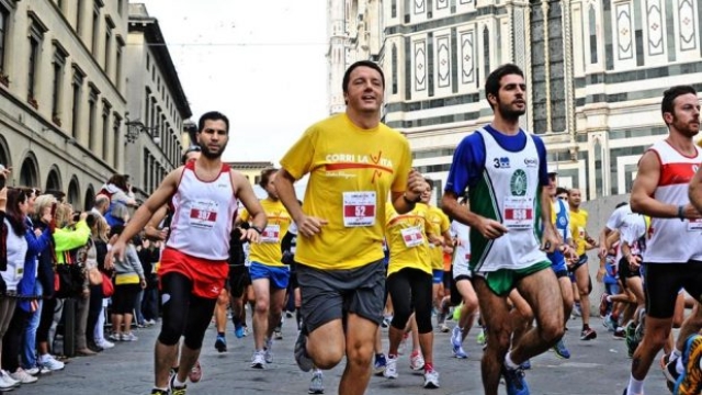 Il sindaco di Firenze Matteo Renzi partecipa alla maratona Corri la vita a Firenze, 13 ottobre 2013ANSA/MAURIZIO DEGL' INNOCENTI