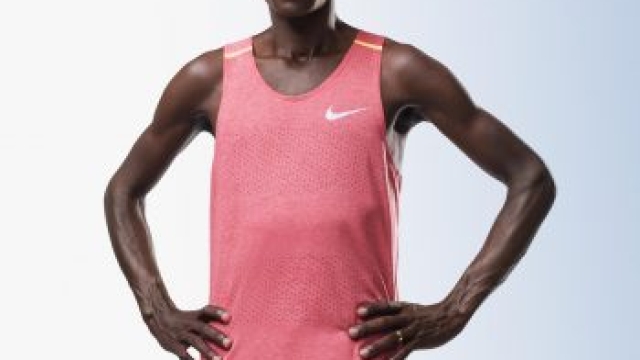 Eliud Kipchoge, 32 (Kenya) è il campione olimpico di Rio. Uno che ha tagliato il traguardo più importante della sua carriera con un sorriso fantastico, lo ricordate? Ma sopratutto, a Londra ha stampato un fantastico 2h03'05"