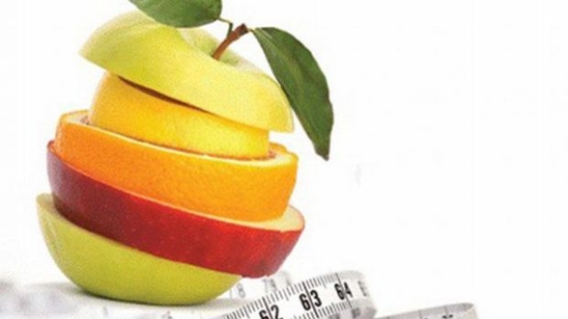 La frutta è un componente importante negli spuntini a completamento dei tre pasti quotidiani per la corretta perdita di peso