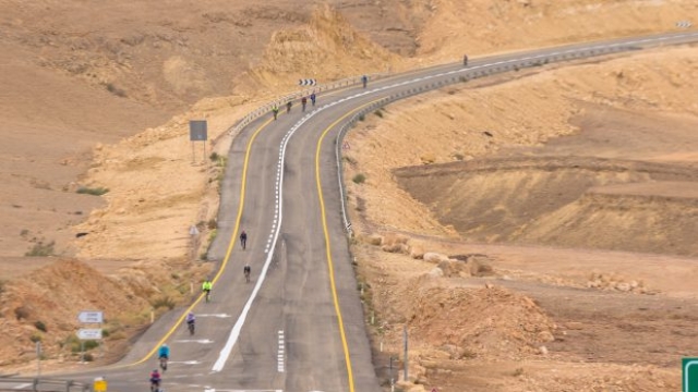 L'impegnativa frazione ciclistica del triathlon di Eilat (Rosa)