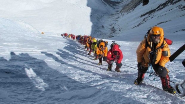 In fila sull'Everest (foto di Simone Moro)