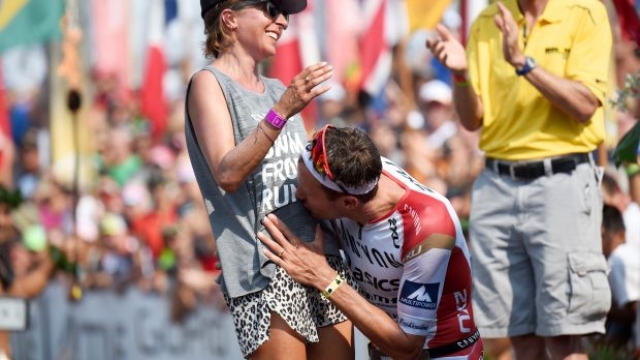 Frodeno festeggia la vittoria dell'Ironman delle Hawaii con la moglie Emma Snowsill, incinta