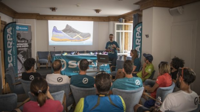 La presentazione dei nuovi modelli da trail della Scarpa a Cortina, prima della Lavaredo Ultra Trail 2017 (foto di Riccardo Selbvatico)