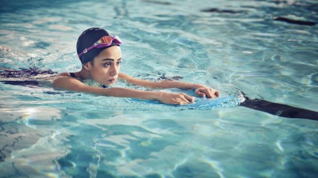 Nathalie Emmanuel, attrice e modella di fama internazionale, protagonista della serie “Il Trono di Spade”, ha inserito il nuoto nella sua routine di cross training