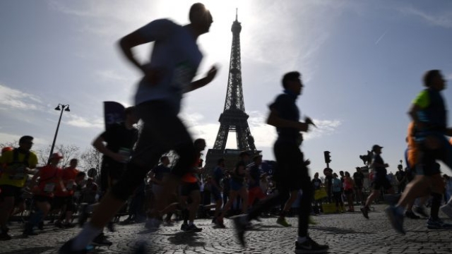 Gli atleti all'ombra della Tour Eiffel / AFP PHOTO / Eric FEFERBERG
