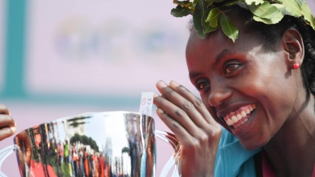 L'etiope Rahma Tusa sul podio dopo la terza vittoria consecutiva alla Maratona di Roma / AFP PHOTO / Tiziana FABI