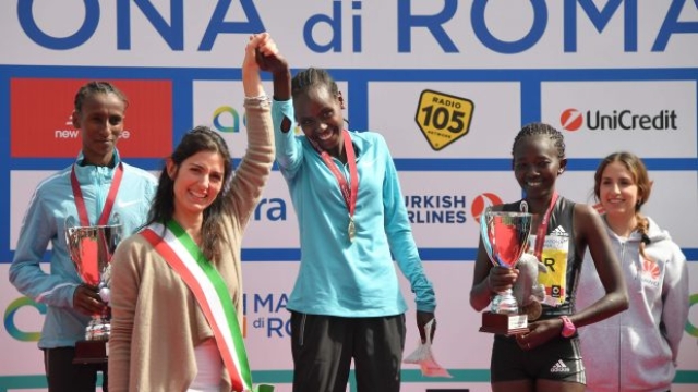 Virginia Raggi, sindaco di Roma, premia la vincitrice Rahma Tusa / AFP PHOTO / Tiziana FABI