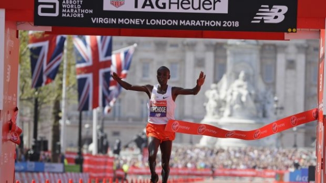 Il kenyano Eliud Kipchoge taglia per primo il traguardo della Maratona di Londra (AP Photo/Kirsty Wigglesworth)