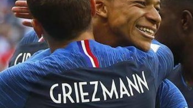 Kylian Mbappé, abbracciato da Griezmann EPA